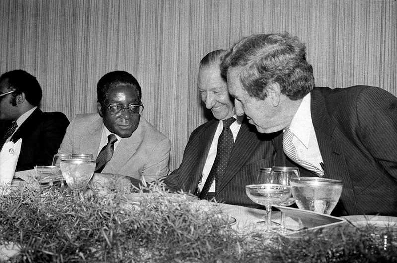 Mugabe: Từ anh hùng giải phóng cho đến sụp đổ không thể quay đầu Mugabe: Từ anh hùng giải phóng cho đến sụp đổ không thể quay đầu